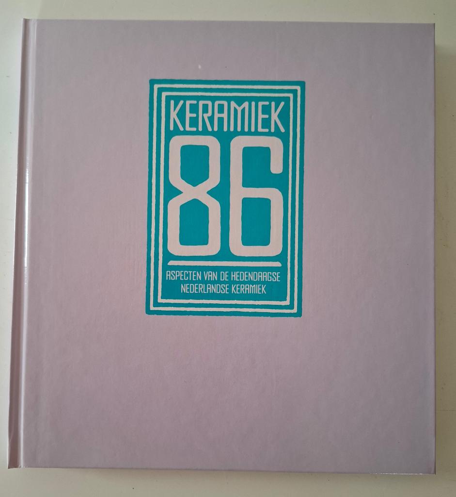 Stichting Keramiek - Catalogus Keramiek '86, Antiek en Kunst, Geglazuurd, Ophalen of Verzenden, 20 - 50 cm, Steen of Keramiek