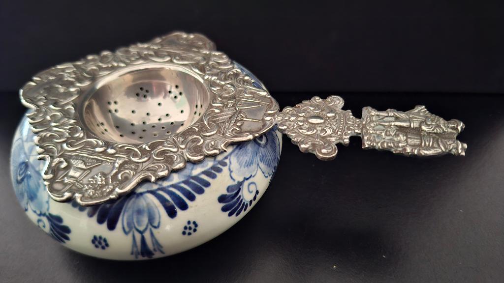 Zilveren theezeefje met Delfts blauw lekbakje, Antiek en Kunst, Ophalen of Verzenden