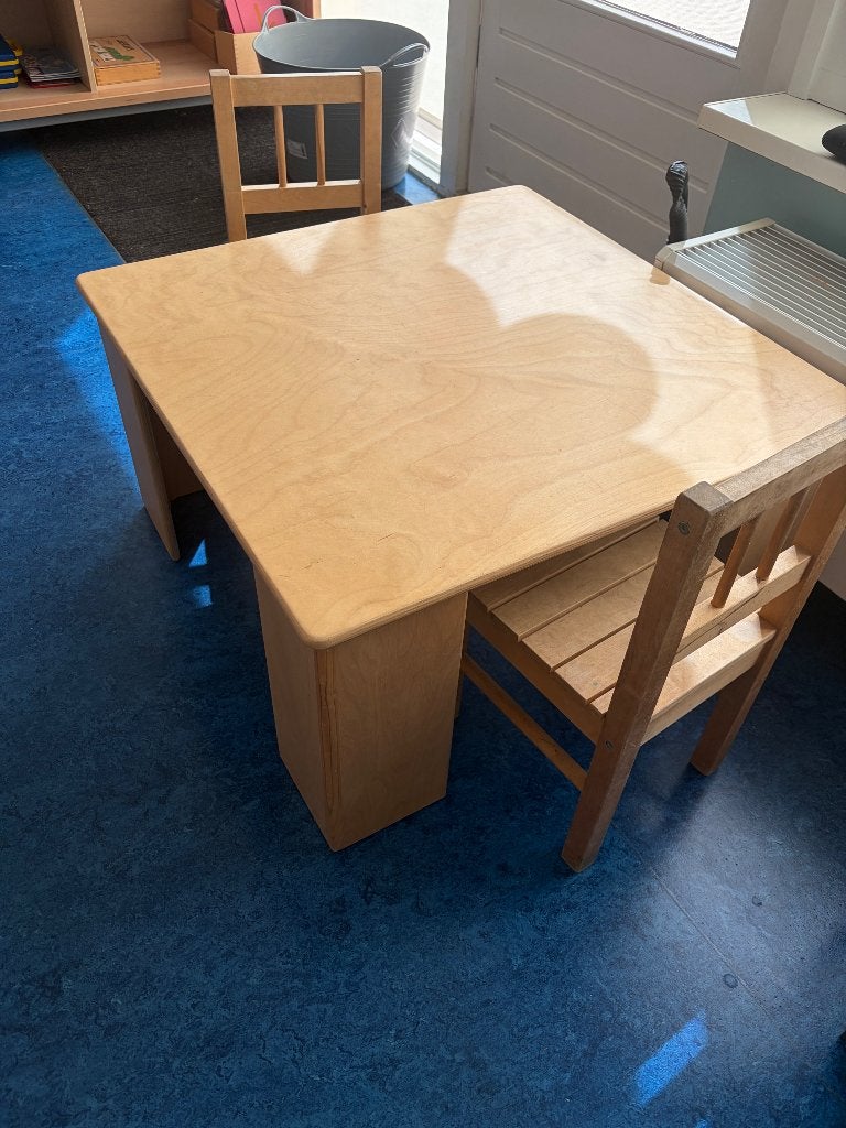 Kindertafel setje, Kinderen en Baby's, Kinderkamer | Tafels en Stoelen, Ophalen, Gebruikt, Tafel(s) en Stoel(en)