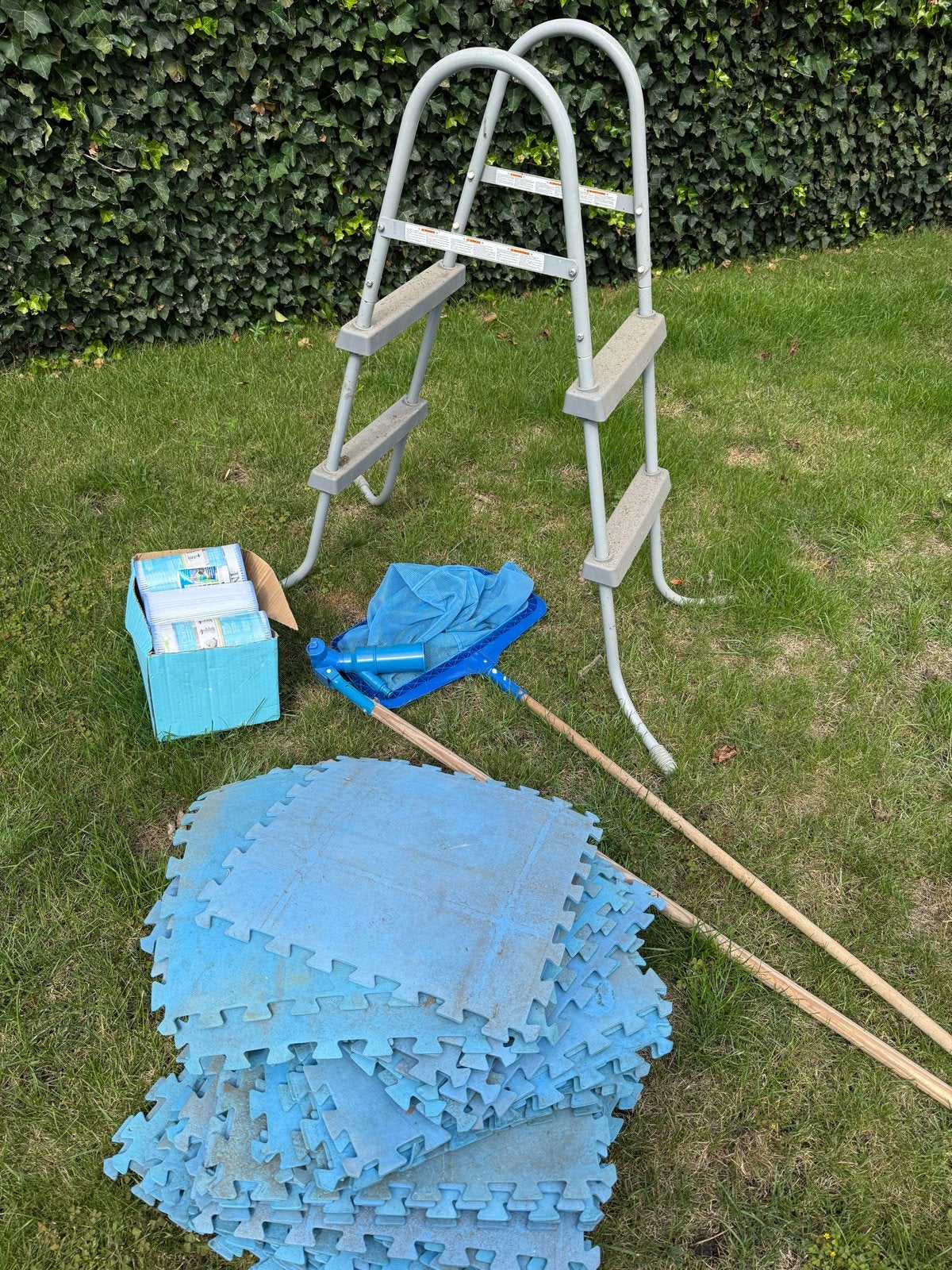 Zwembad accessoires: trap, grondzeil, schoonmaakset, Ophalen, Gebruikt, Grondzeil