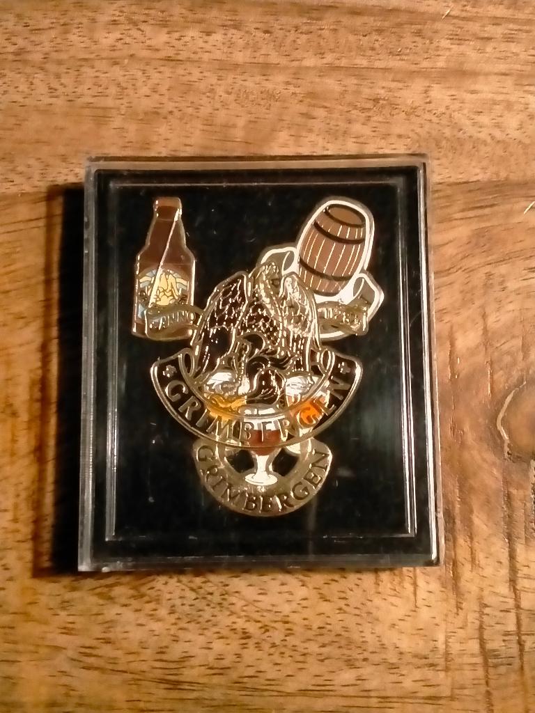 Grimbergen bier biermerk logo pins setje doosje drank bieren, Verzenden, Zo goed als nieuw