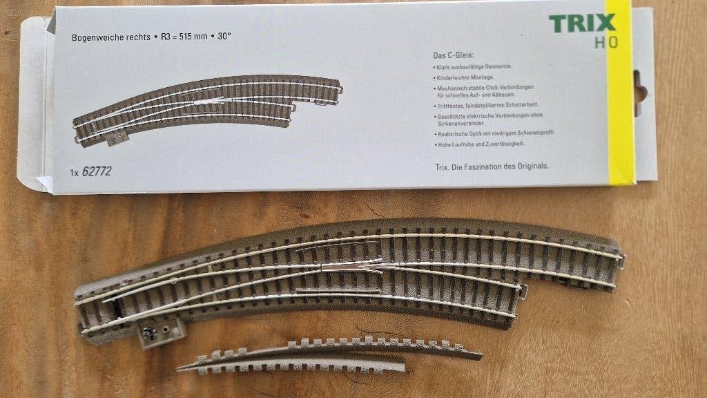Trix HO C-Gleis Bogenweiche rechts R3 515 mm 30 (62772), Gelijkstroom, Trix, Nieuw, Rails