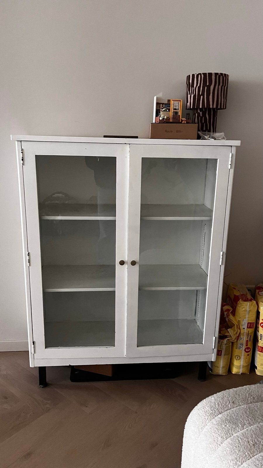 Vintage massief houten vitrinekast, Ophalen