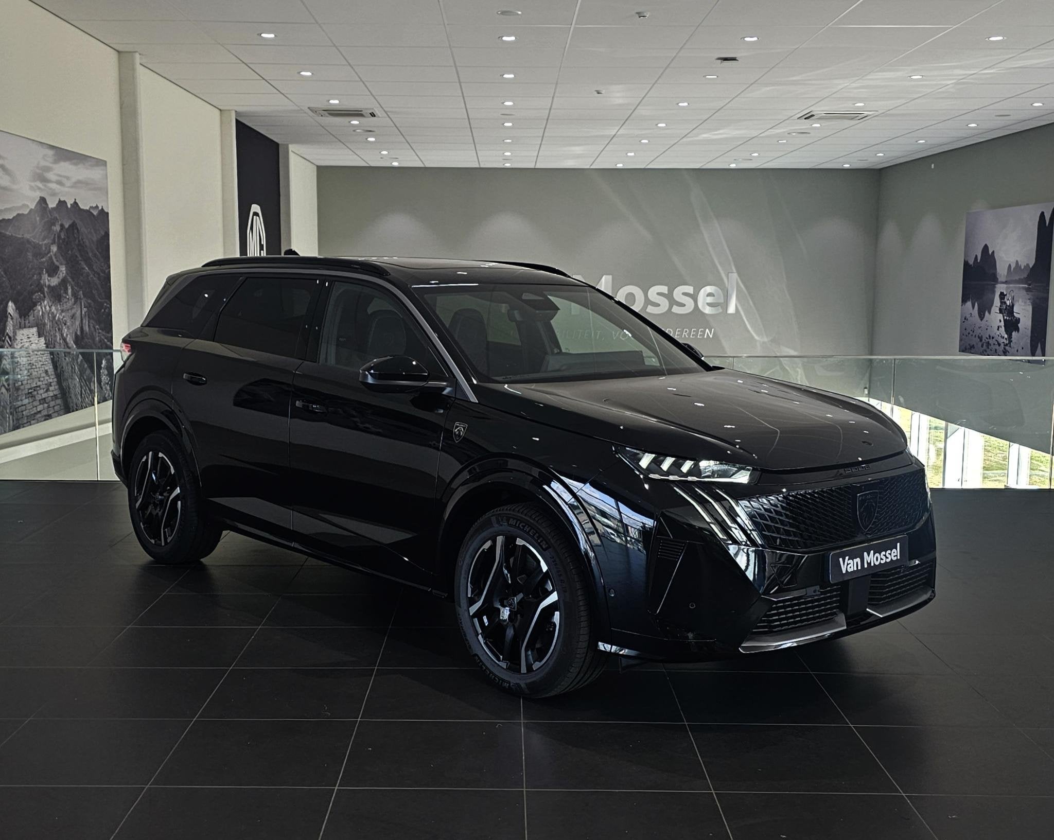 Peugeot e-5008 GT Avantage 73 kWh 7p | Panaromadak | Elektri, 12 maanden, 213 pk, 7 stoelen, Zwart