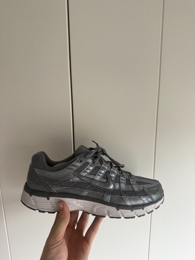 Nike P-6000 – Metallic Cool Grey – Maat 42,5, EU, Overige kleuren, Nike, Ophalen of Verzenden
