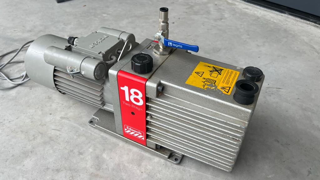 Edwards E2M-18 High Vacuum Pomp - Two Stage, Doe-het-zelf en Verbouw, Compressors, Ophalen, 100 liter of meer, Zo goed als nieuw