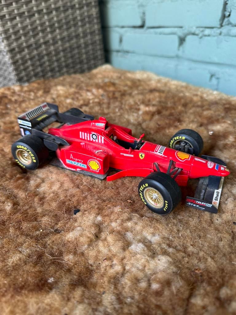Schaalmodel ferrari formule 1 1996 Michael Schumacher, Ophalen of Verzenden, Zo goed als nieuw, Bburago