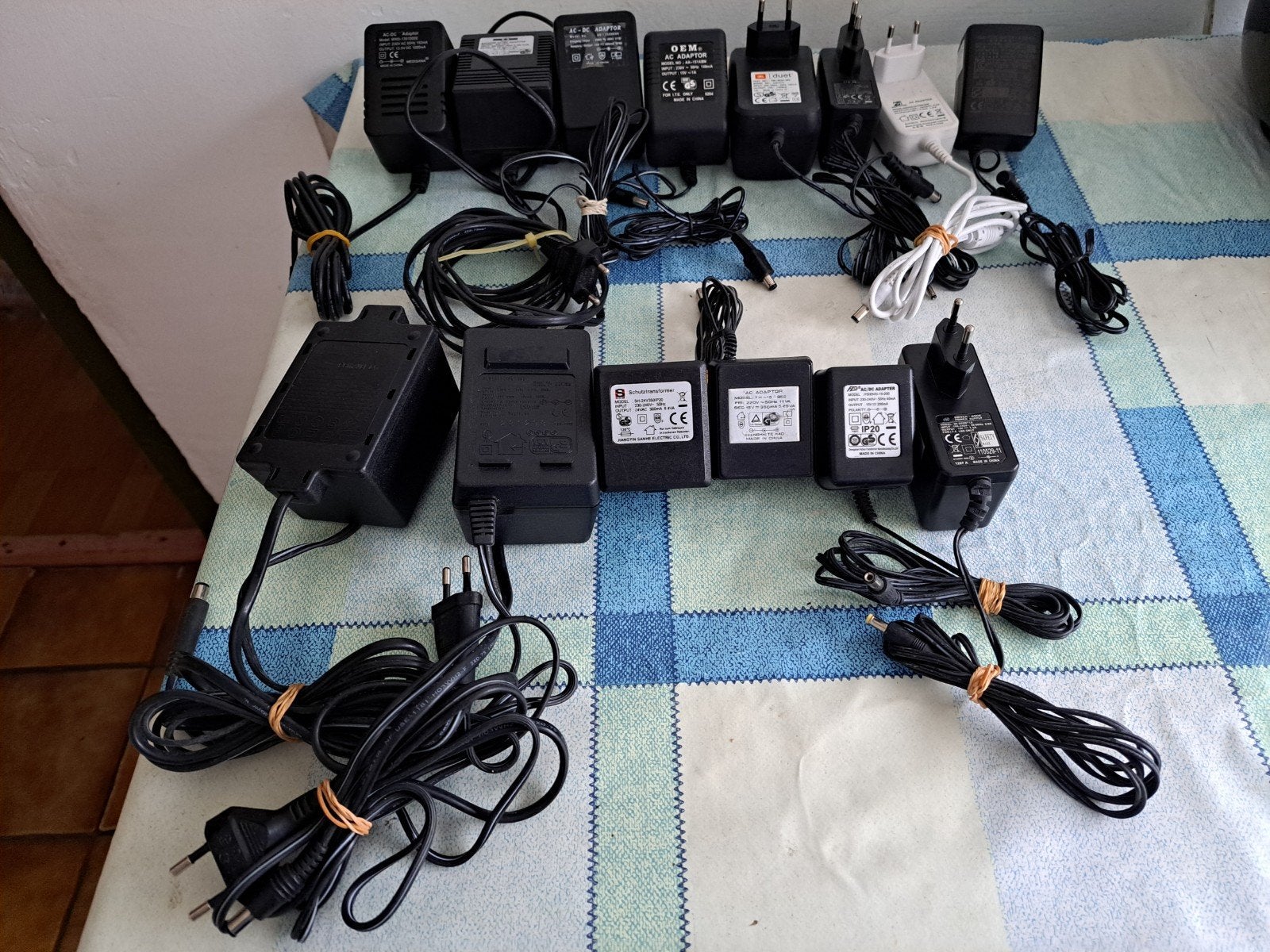 11,5,13,13.3,15,18,22,24 en 30 V merk adaptor, Ophalen of Verzenden, Zo goed als nieuw