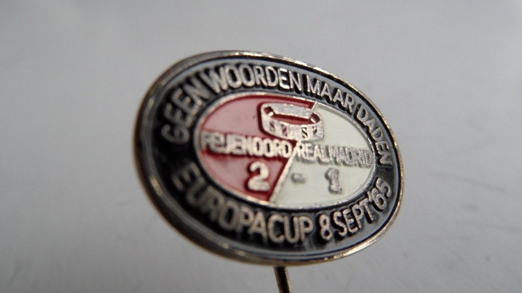 Feyenoord - Real Madrid Europacup 1965 speld, Verzamelen, Verzenden, Gebruikt, Sport, Speldje of Pin