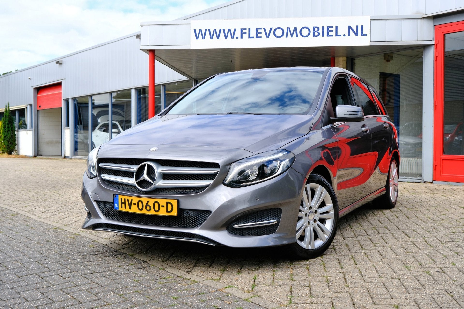 Mercedes-Benz B-klasse 180 Ambition 5-drs Aut. Navi|LED|Clim, Gebruikt, Euro 6, 4 cilinders, Automatische klimaatregeling