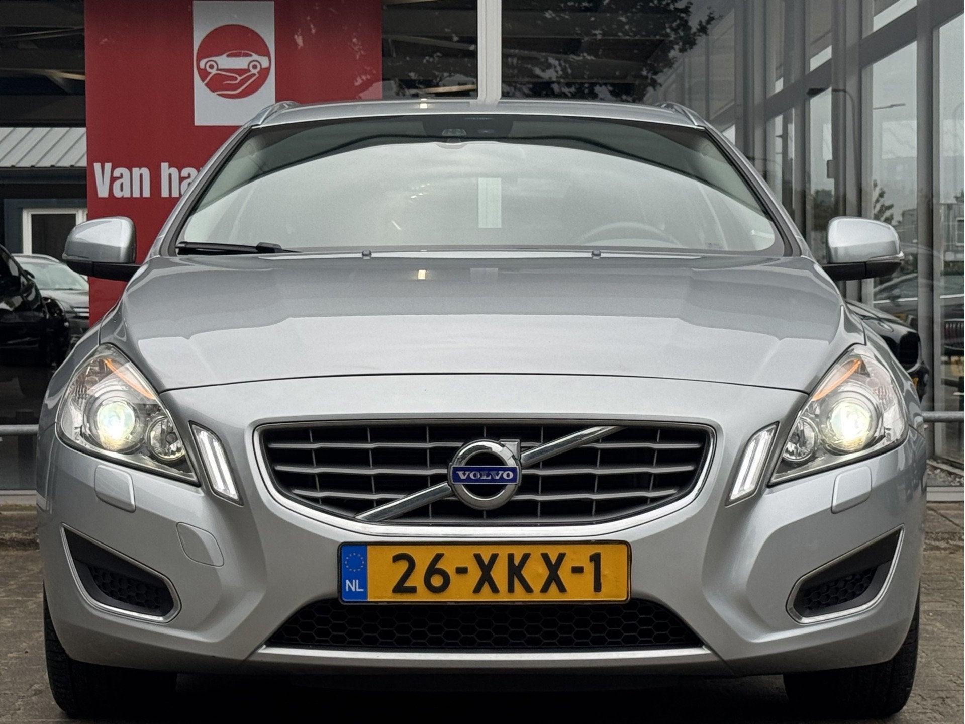 Volvo V60 1.6 T3 SUMMUM | NL-AUTO! | DEALER OH! | TREKHAAK!, Auto's, Voorwielaandrijving, Gebruikt, Zwart, 4 cilinders