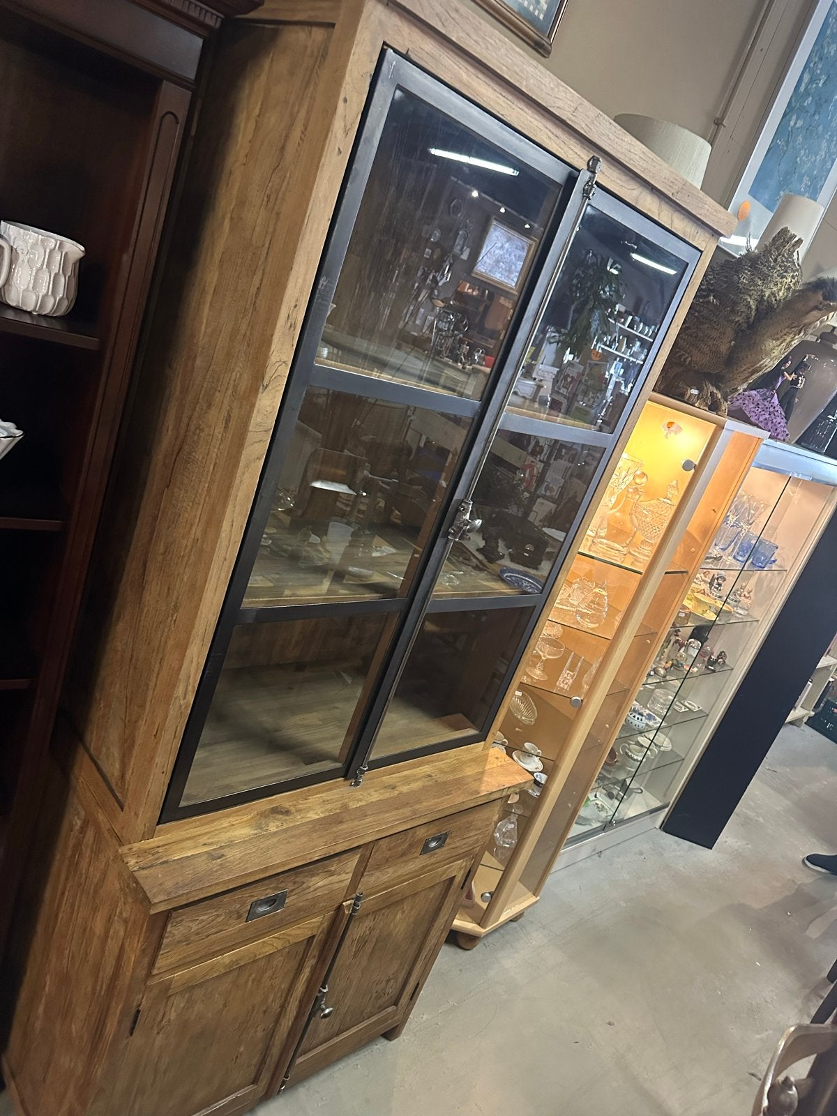 Robuuste houten kast met glazen deuren en lades