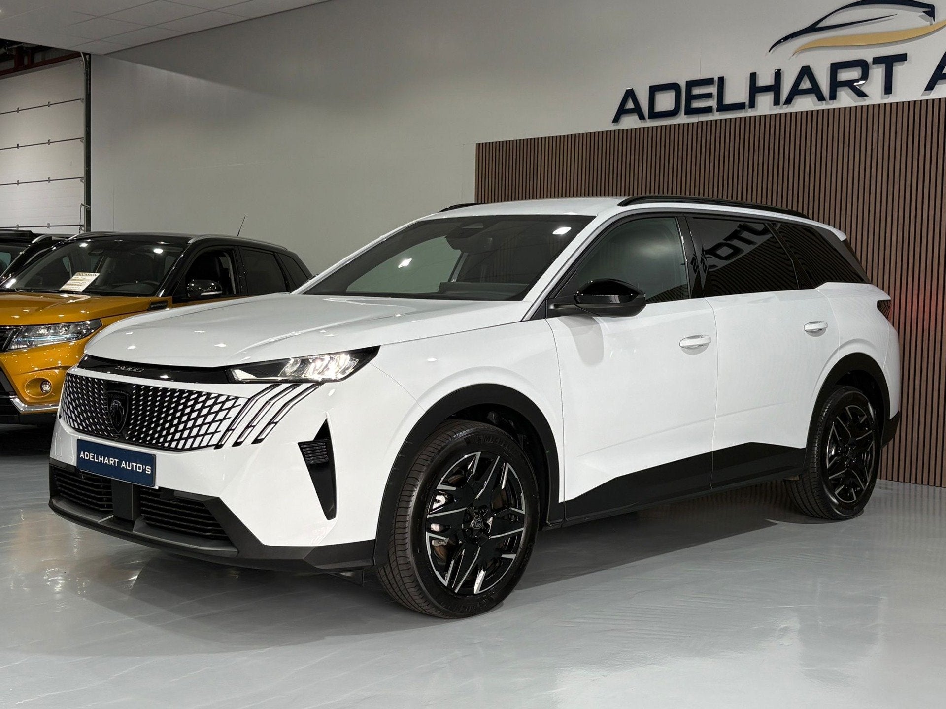 Peugeot 5008 1.2 Hybrid 145 Allure 7 PersAutomaat / Navigati, 145 pk, Gebruikt, 1199 cc, 7 stoelen