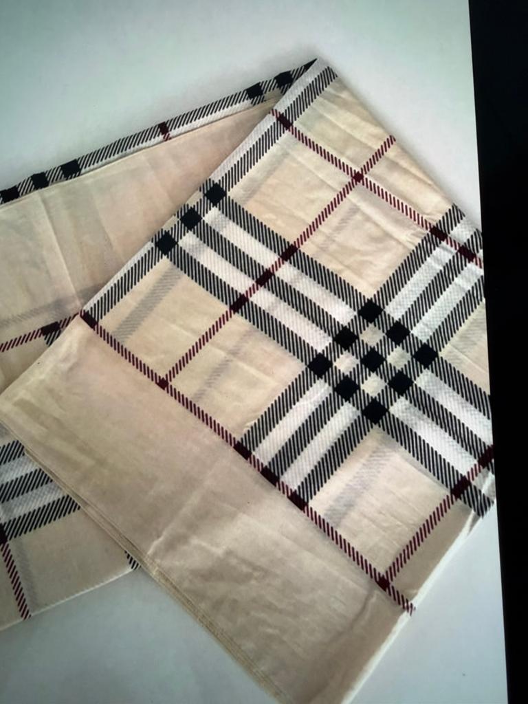Originele Burberry sjaal beige katoen 150x 110 cm, Verzenden, Zo goed als nieuw, Maat 46/48 (XL) of groter, Sjaal