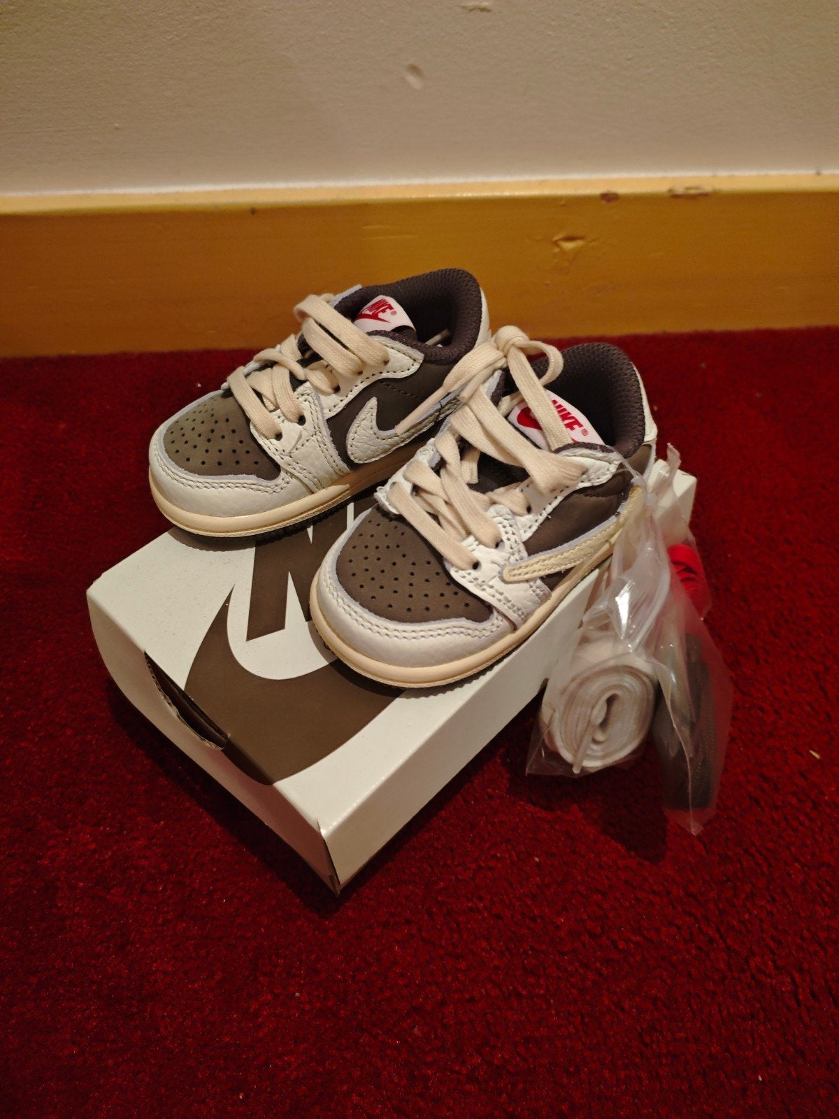 Nike air jordan 1 x Travis scott mocha peuter schoenen 18,5, Kinderen en Baby's, Ophalen, Nieuw, Jongetje of Meisje, Schoentjes