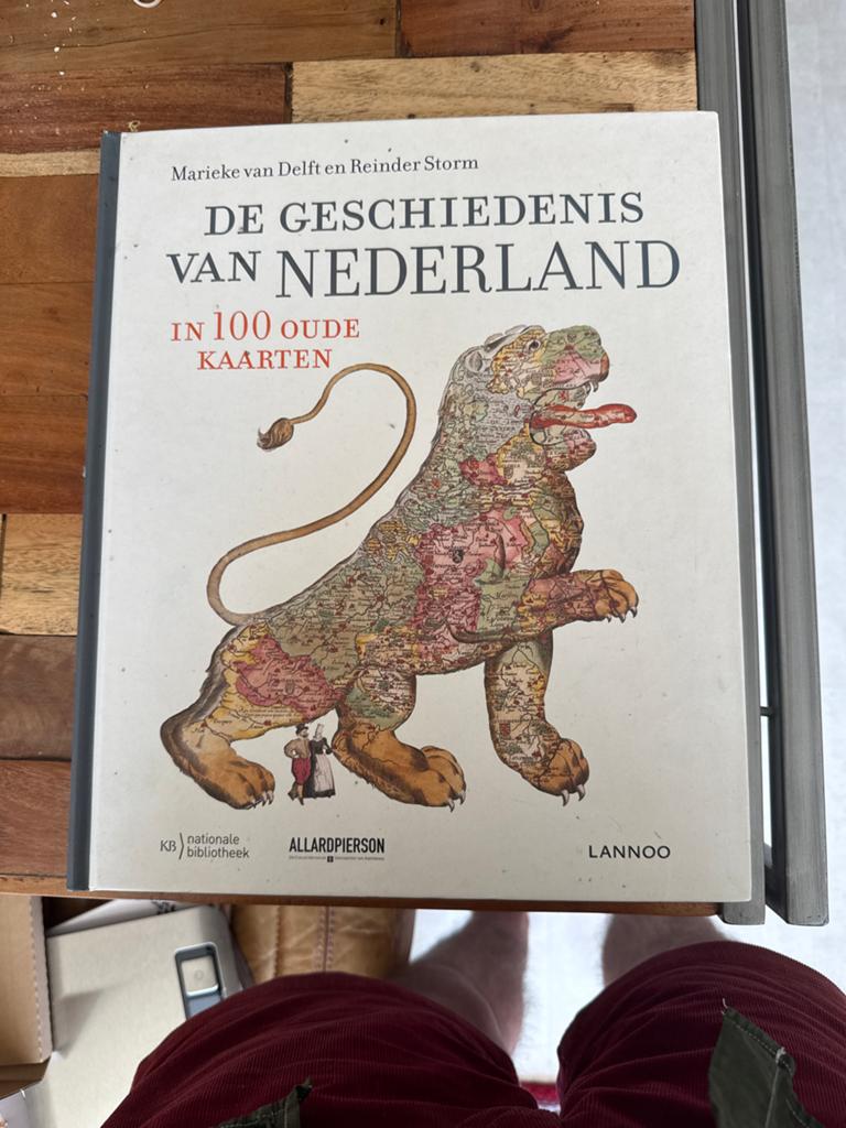 De Geschiedenis van Nederland in 100 Oude Kaarten, Boeken, Ophalen of Verzenden, 20e eeuw of later, Zo goed als nieuw