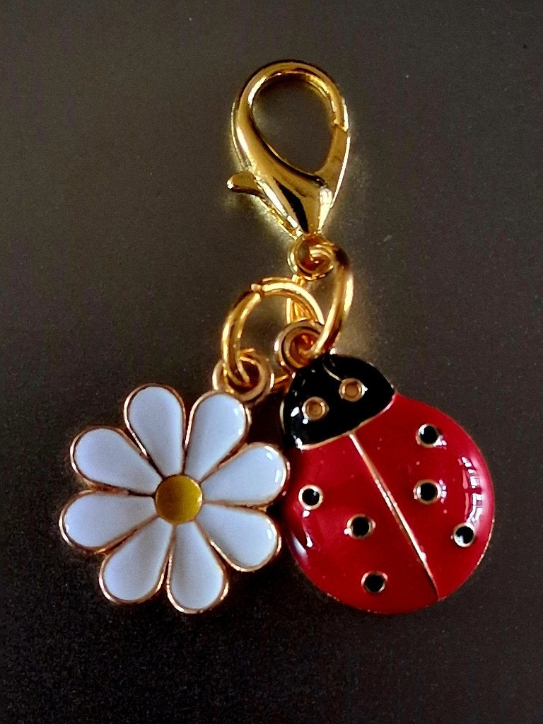 bedeltje schattig lieveheersbeestje madeliefje, Sieraden, Tassen en Uiterlijk, Bedels, Ophalen of Verzenden, Nieuw, Overige materialen