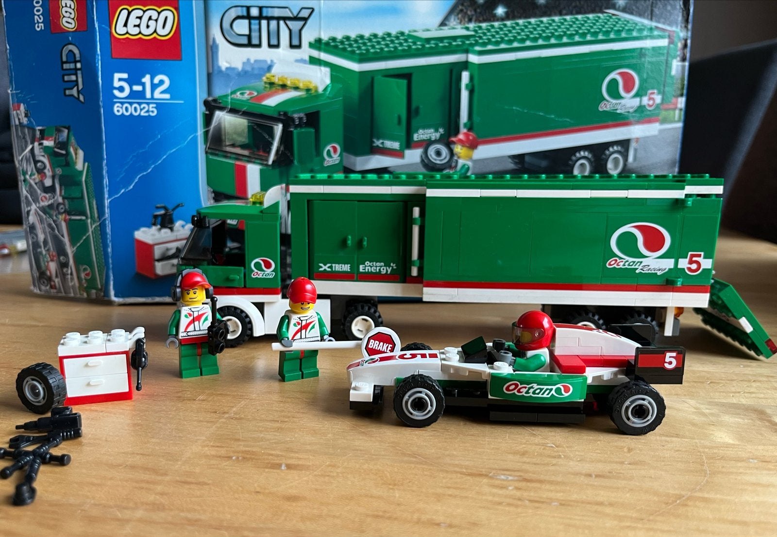 LEGO City 60025 Grand Prix Truck Raceauto Vrachtwagen, Ophalen of Verzenden, Zo goed als nieuw, Overige merken