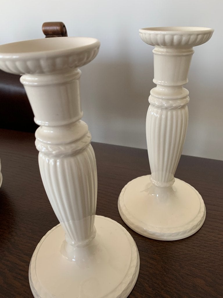 Te koop 2 Wedgwood Edmee kaarsenkandelaars, Ophalen, Overige materialen, Wit, Zo goed als nieuw