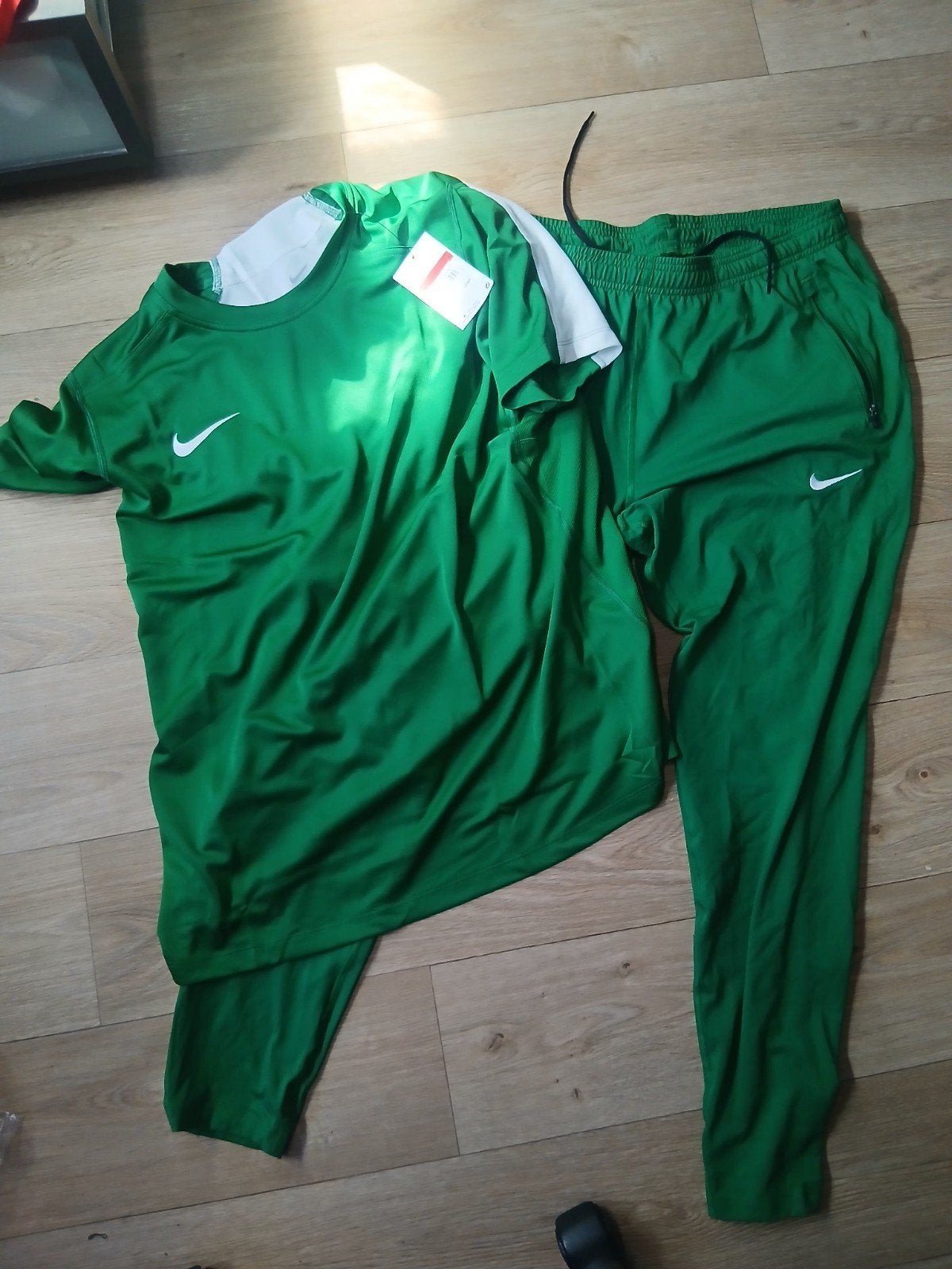Nike Dry Fit Trainingspak Groen - Nieuw met labels, Kleding | Heren, Maat 52/54 (L), Nike, Nieuw, Ophalen of Verzenden