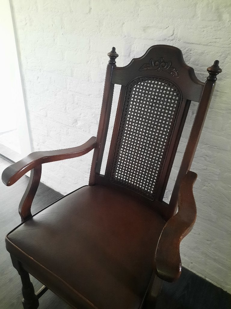 Antieke stoel met armleuningen, Ophalen