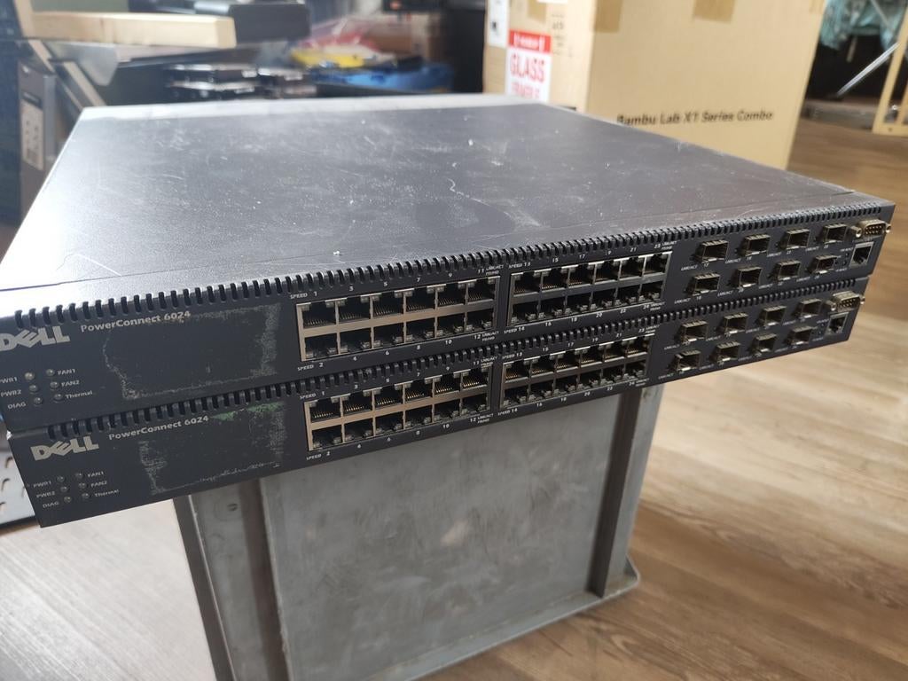 2x Dell PowerConnect 6024 Gigabit Ethernet Switches, Computers en Software, Netwerk switches, Ophalen of Verzenden, Gebruikt