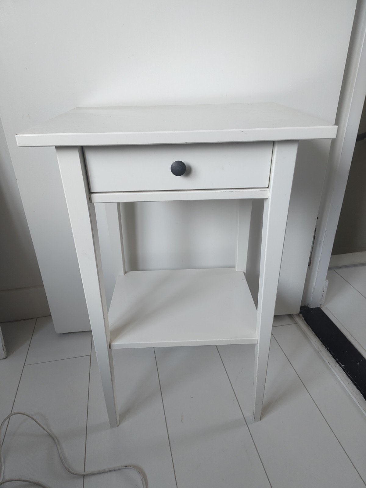 Wit Hemnes Ikea nachtkastje met lade en plankje, Ophalen, Minder dan 55 cm, Gebruikt, Modern, Scandinavisch