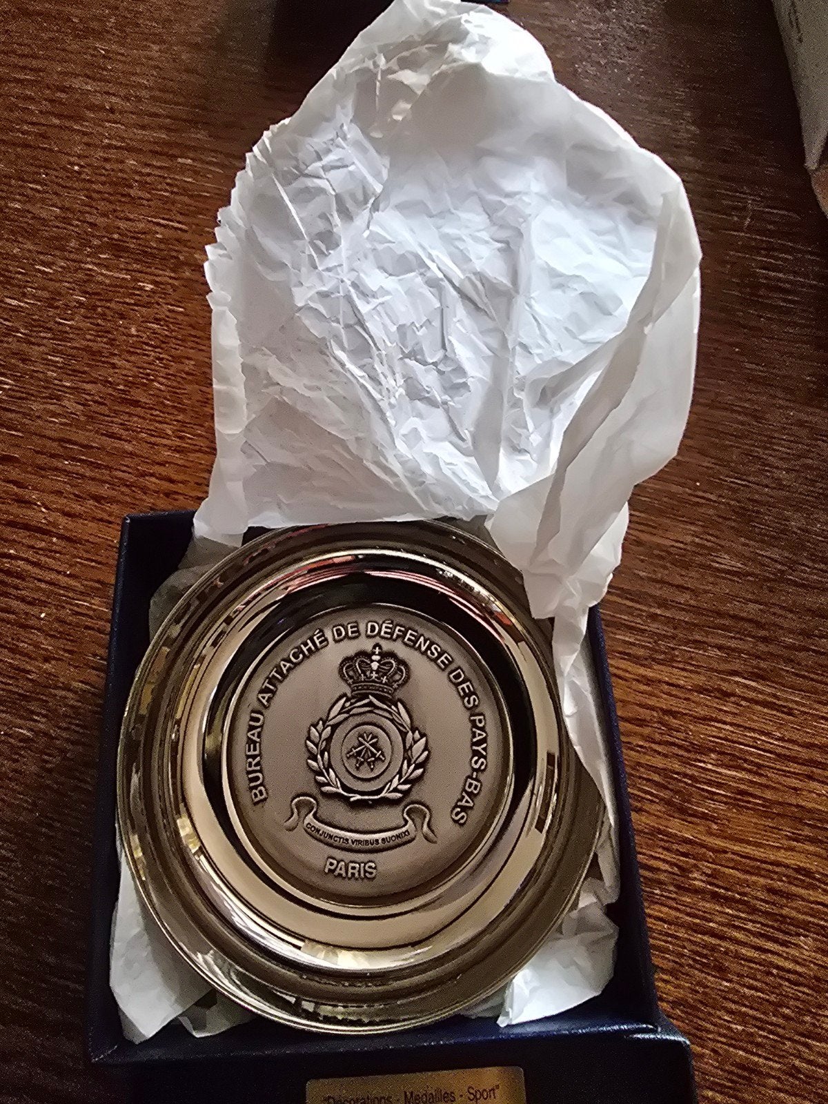 Zilverkleurige medaille Bureau Attaché de Défense, Ophalen of Verzenden, Zilver, Buitenland