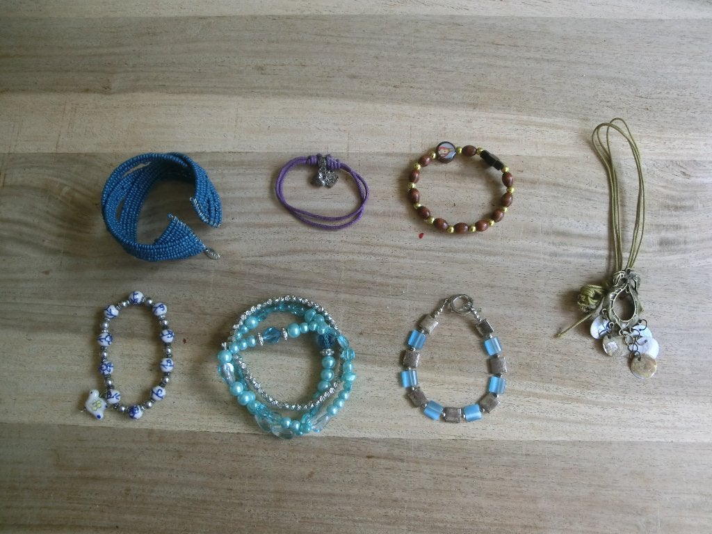 10 armbanden en nog 2 kettingen, Sieraden, Tassen en Uiterlijk, Ophalen of Verzenden, Zo goed als nieuw, Overige kleuren, Overige materialen
