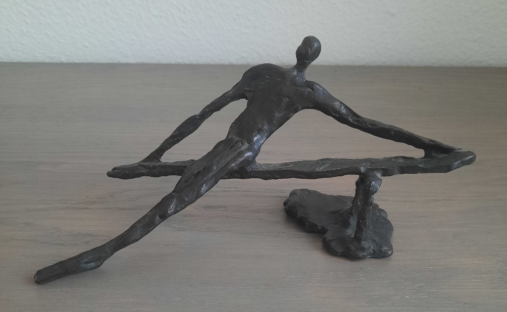 beeldje Corry Ammerlaan - in balans, Minder dan 20 cm, Handgemaakt, Ophalen of Verzenden, Brons