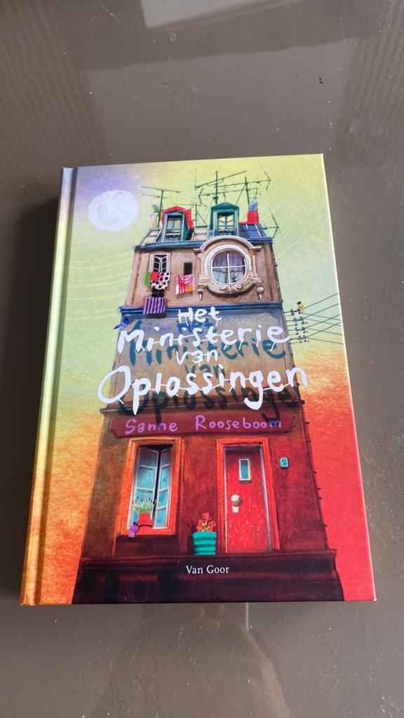 Het Ministerie van Oplossingen - Sanne Rooseboom, Boeken, Ophalen of Verzenden, Zo goed als nieuw, Fictie
