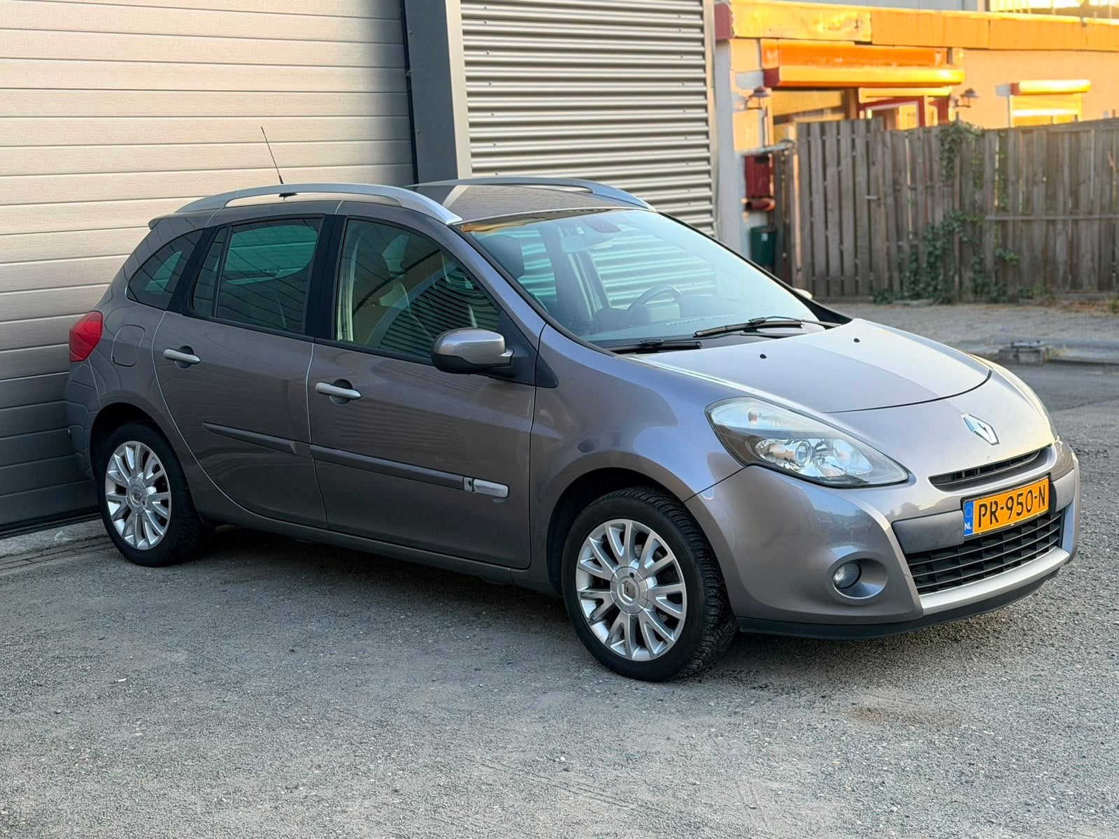 Renault Clio Estate 1.6-16V Night & Day Automaat, Auto's, Euro 5, 535 kg, Gebruikt, 4 cilinders