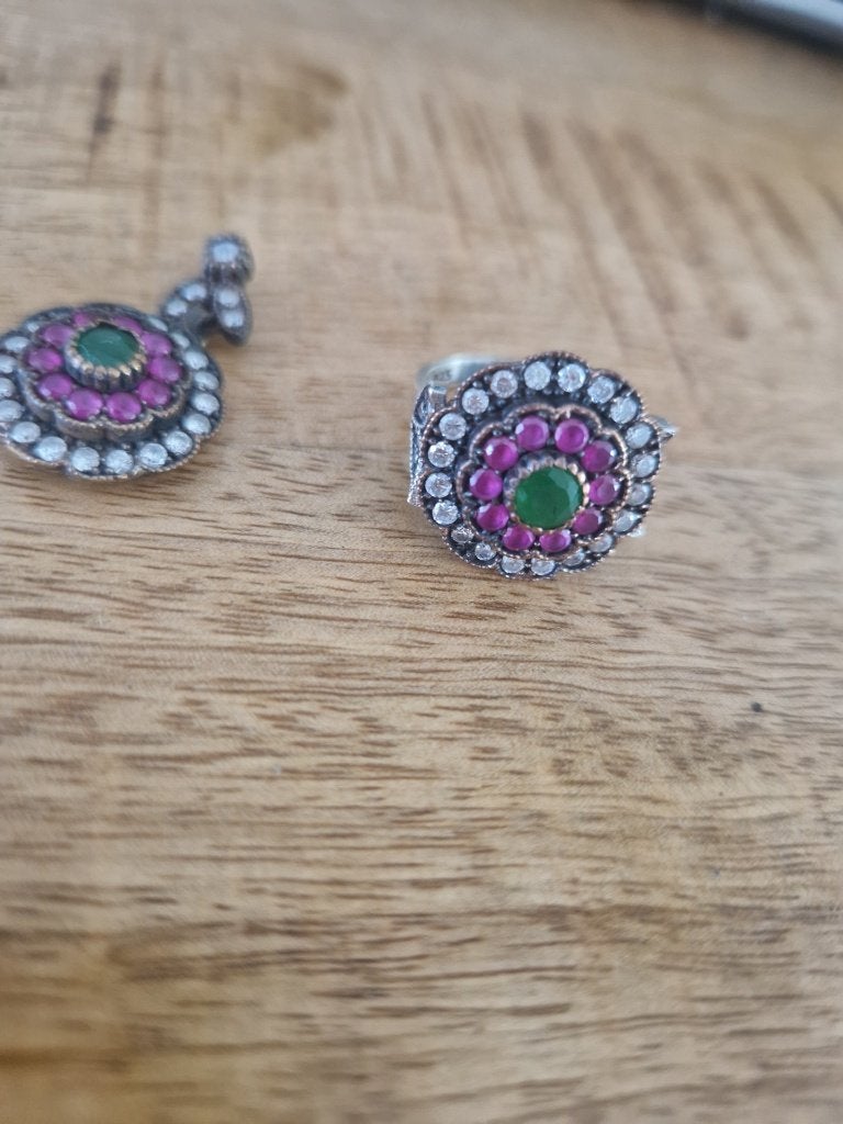 Antieke zilveren hanger+ring met robijn+smaragd. Mt 16,5., Sieraden, Tassen en Uiterlijk, Antieke sieraden, Ophalen of Verzenden