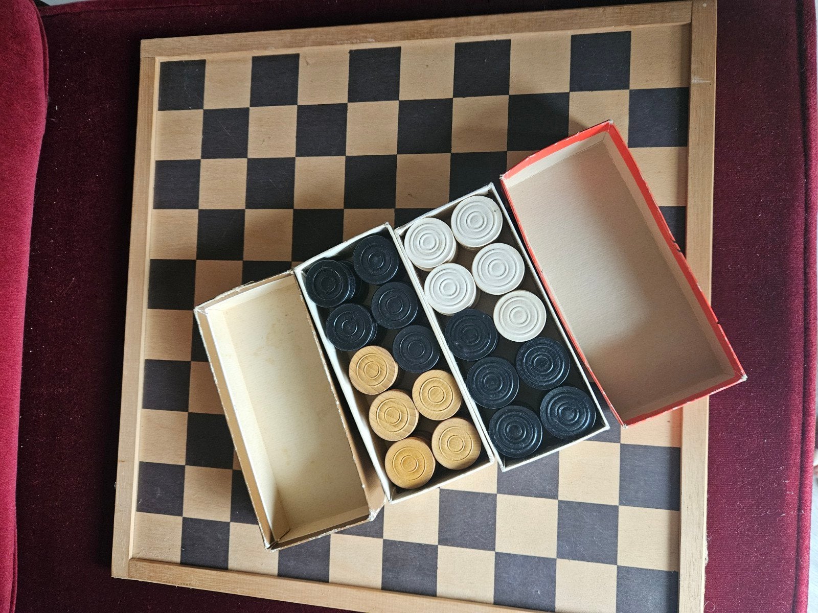 Houten Dambord/Schaakbord met 2 Doosjes Damschijven, Een of twee spelers, Ophalen of Verzenden, Gebruikt