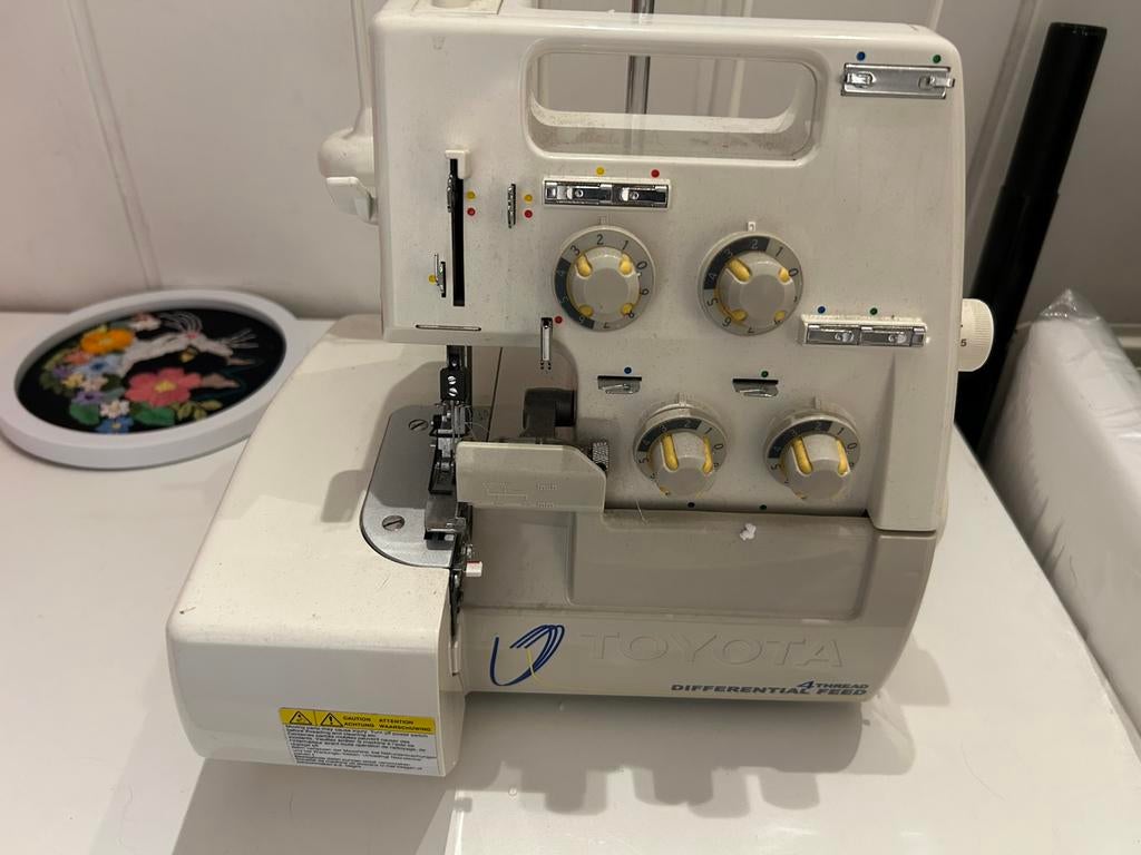Toyota nieuwe overlock SL a1 prijs €170, Ophalen, Zo goed als nieuw, Naaimachine, Overige merken