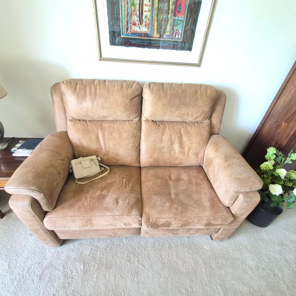 Cognackleurig suède 2-zits bankje met relaxfunctie, Ophalen, 150 tot 200 cm, Modern, Comfort, Tweepersoons