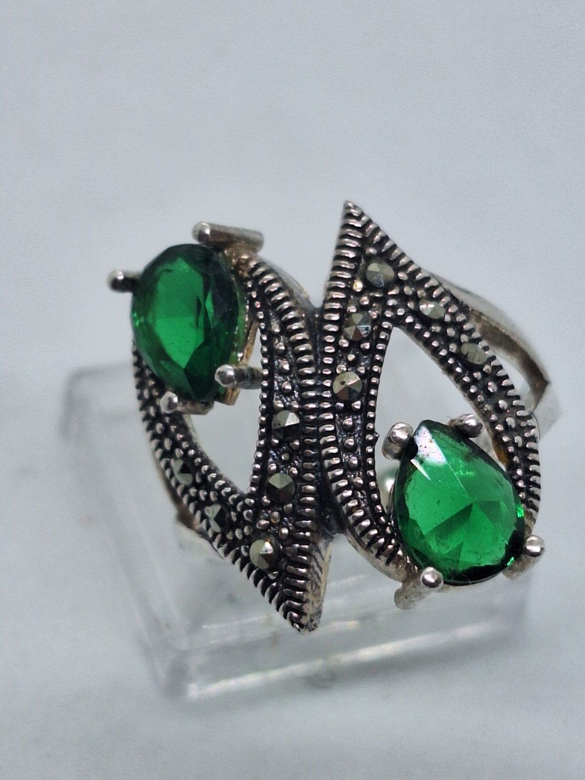 Zilveren ring met smaragdgroene edelstenen, 18 tot 19, Gebruikt, Ophalen of Verzenden, Met edelsteen