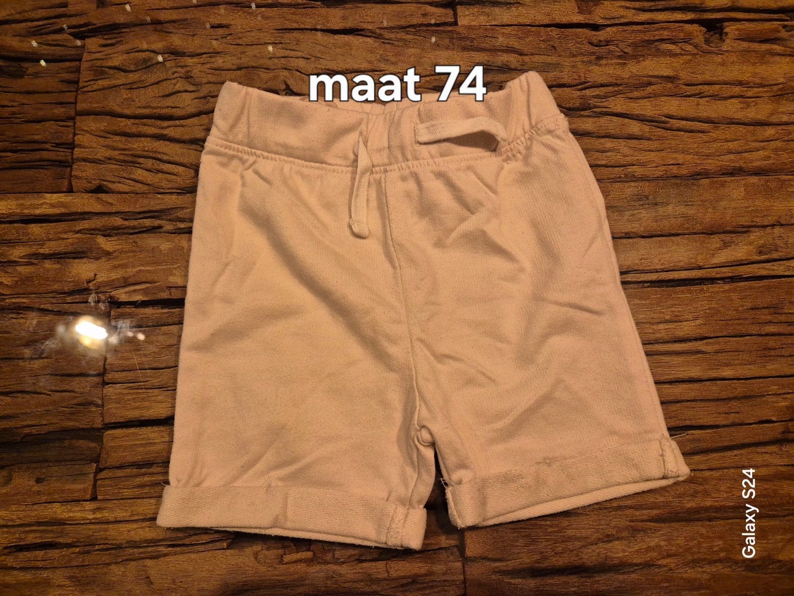 Comfortabele korte broek maat 74, Kinderen en Baby's, Babykleding | Maat 86, Broekje, Nieuw, Ophalen of Verzenden, Onbekend
