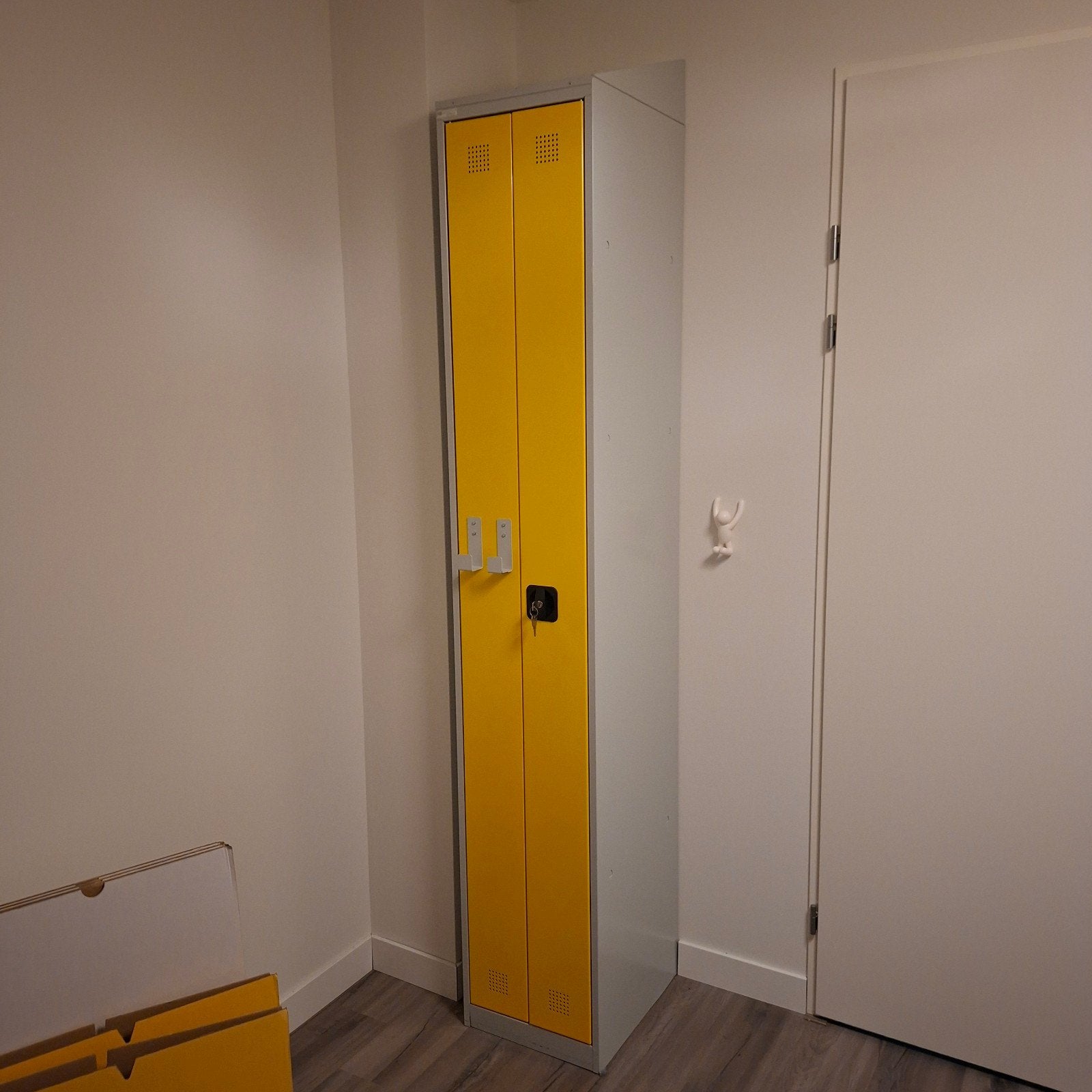 Gele metalen locker met slot en verlichting, Huis en Inrichting, Kasten | Lockerkasten, Ophalen, Gebruikt, Industrieel, Modern, Functioneel