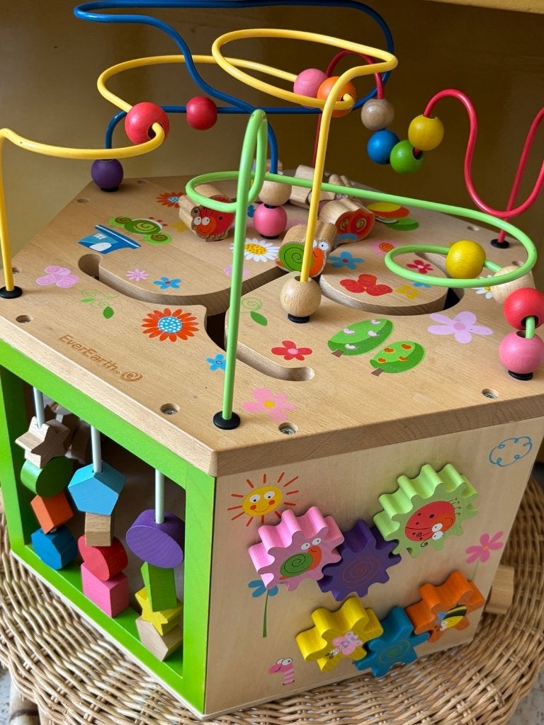 Houten speelkubus met kralenframe, Kinderen en Baby's, Speelgoed | Houten speelgoed, Ophalen of Verzenden, Zo goed als nieuw, Meubelstuk of Keukentje
