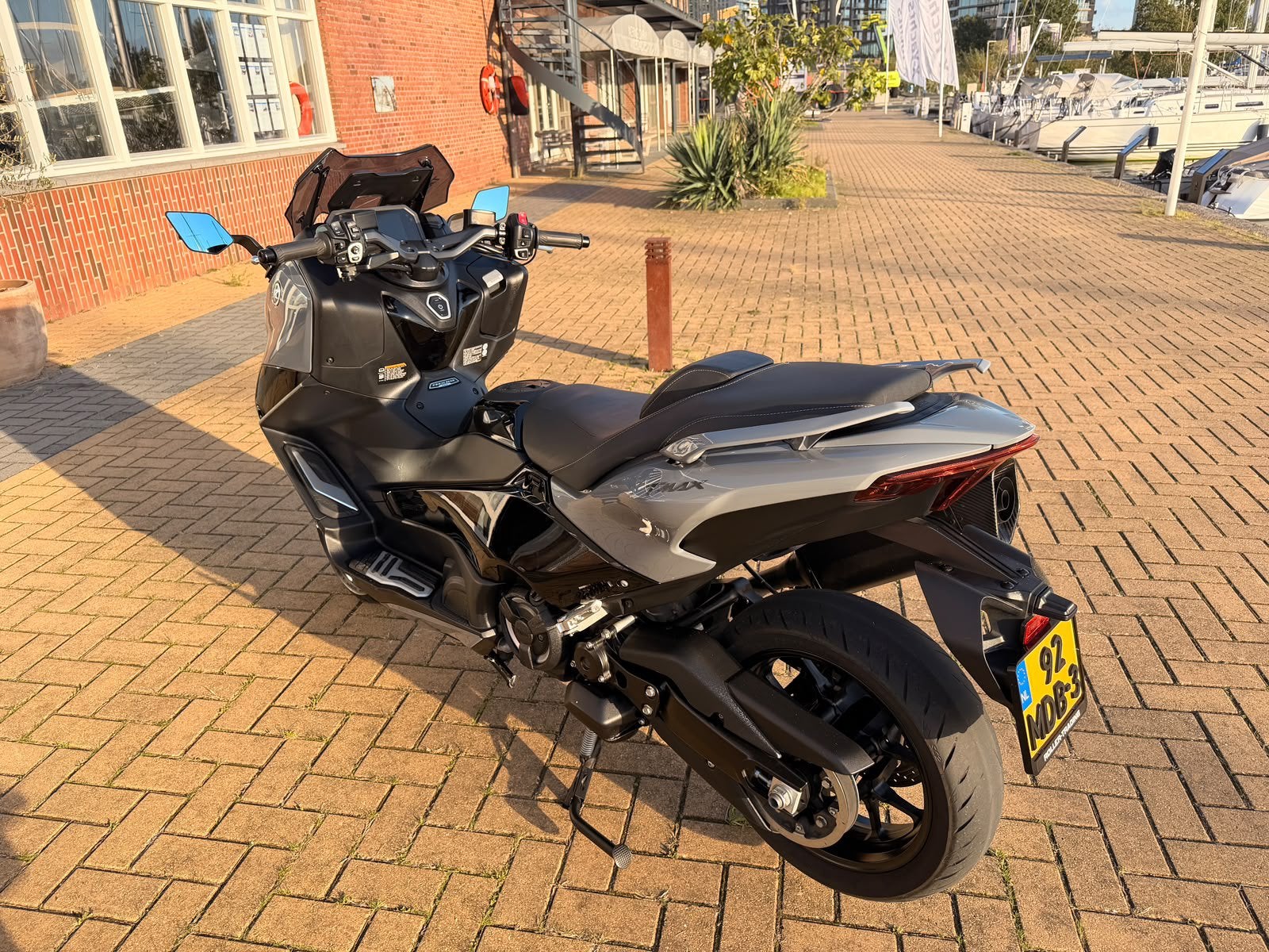 Yamaha TMAX 560cc Tech MAX 2024 – Nieuwstaat – MIVV uitlaat, Motoren, Scooter, Particulier