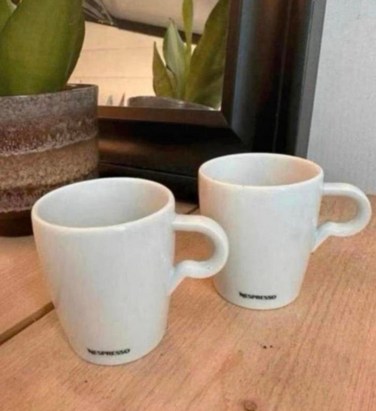 Nespresso kopjes / mokken - twee stuks - gebroken wit, Huis en Inrichting, Keuken | Servies, Ophalen of Verzenden, Zo goed als nieuw