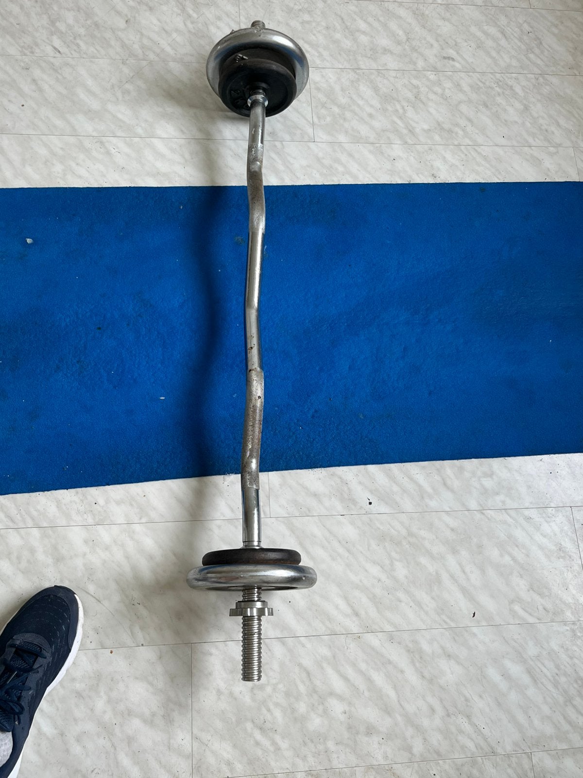 EZ curl halterstang inc schijven, Sport en Fitness, Fitnessmaterialen, Ophalen, Zo goed als nieuw, Halterstangen