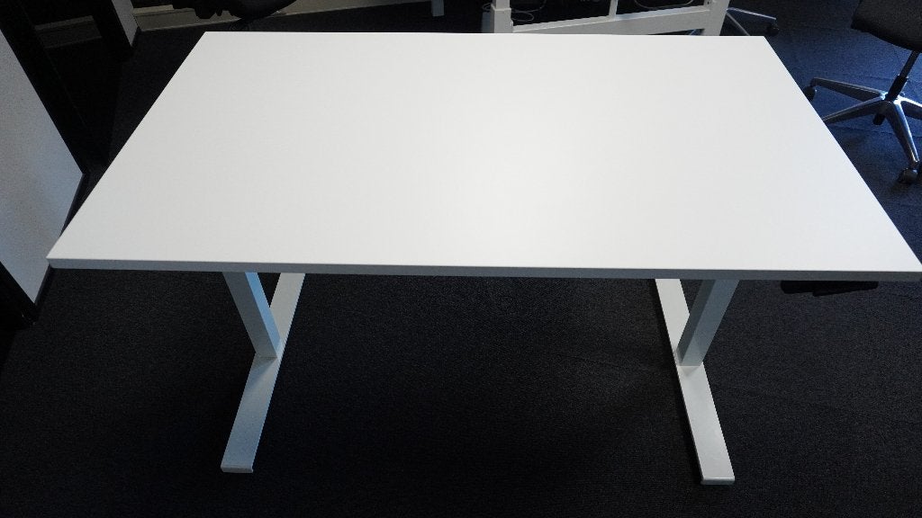 Verstelbaar bureau wit blad, Huis en Inrichting, Bureaus, Ophalen, Zit-sta bureau, Metaal, Zo goed als nieuw