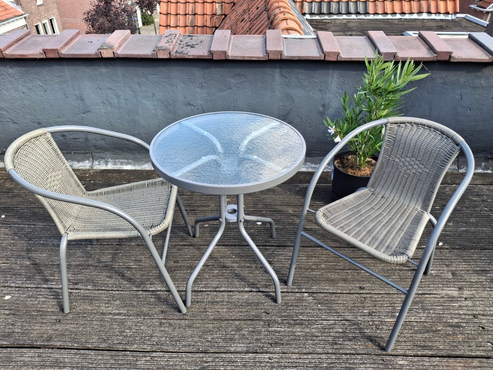 Balkonset: 2 stoelen en glazen tafel, Kunststof, Gebruikt, Tuinset, Eettafel