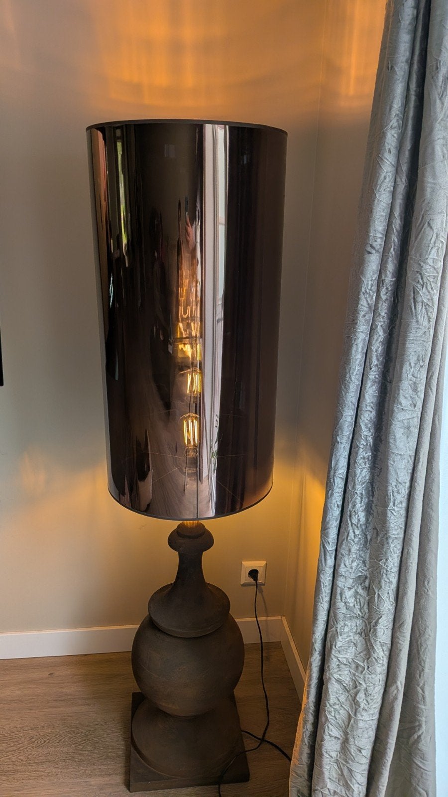 Grote vloerlamp met bronzen voet en spiegelende kap, Ophalen, Zo goed als nieuw, Overige materialen, 150 tot 200 cm