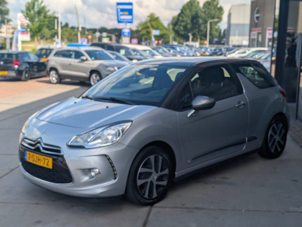 Citroen DS3 1.2 VTi Chic - Cruise - Trekhaak - Clima, Auto's, Citroën, Voorwielaandrijving, Euro 5, Stof, Zwart