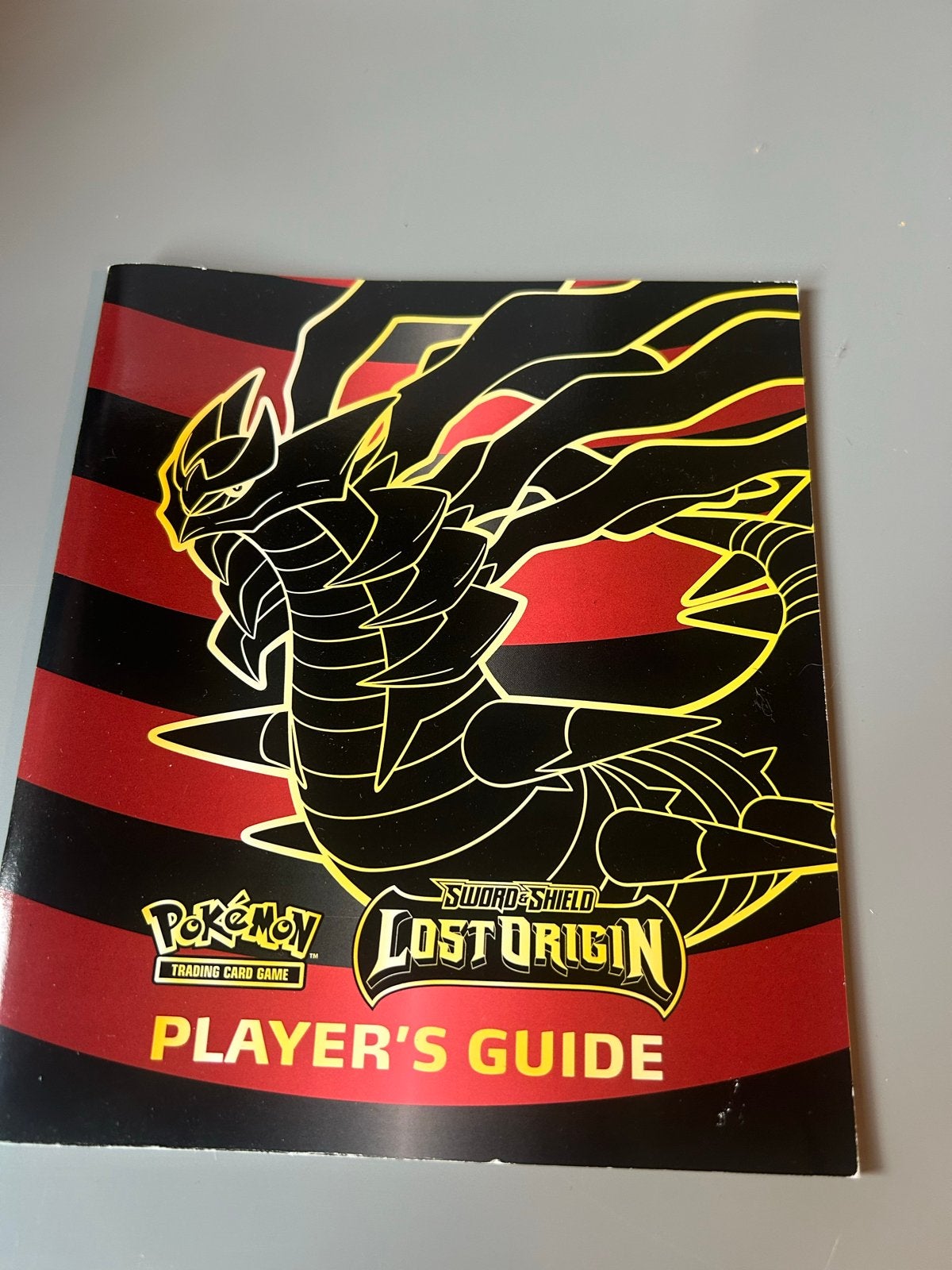 Pokémon TCG: Sword & Shield Lost Origin Spelersgids, Ophalen of Verzenden, Zo goed als nieuw, Boek of Catalogus