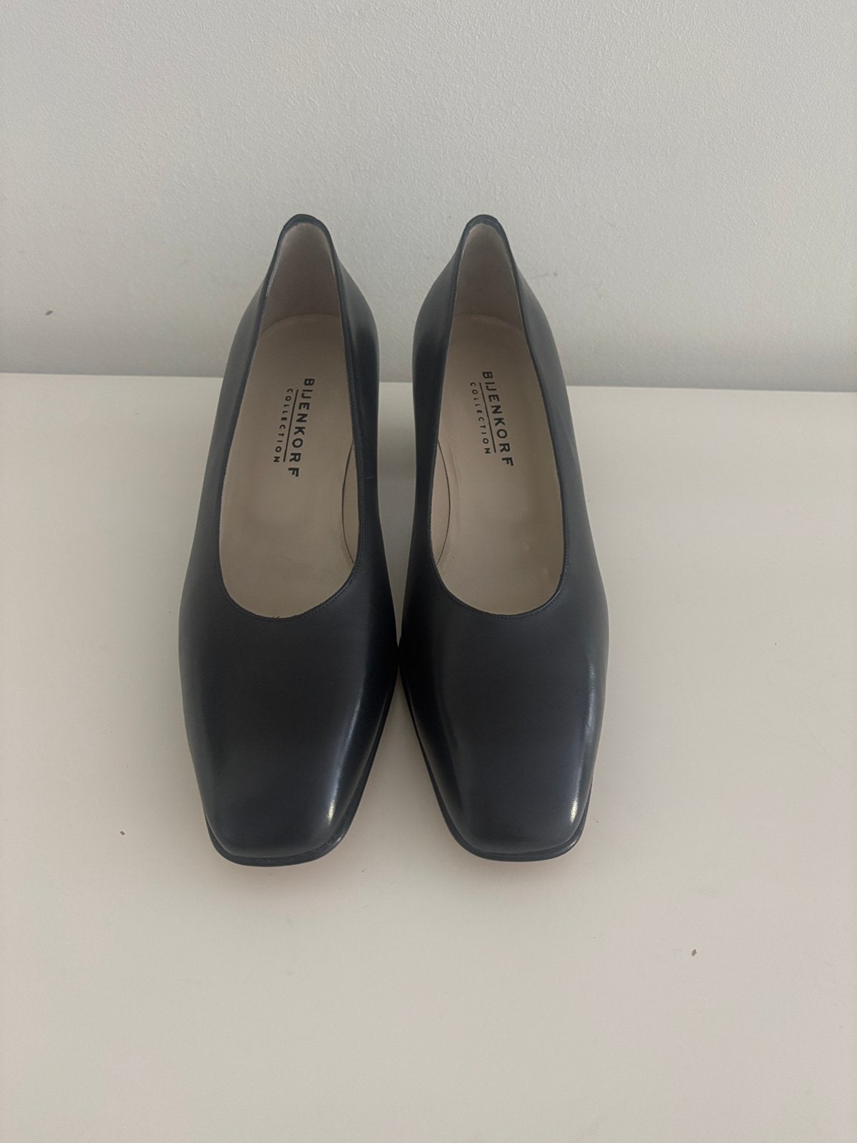 Donkerblauwe pumps, 4,5 cm hak, Bijenkorf, NiEUW, Pumps, Nieuw, Verzenden, Blauw