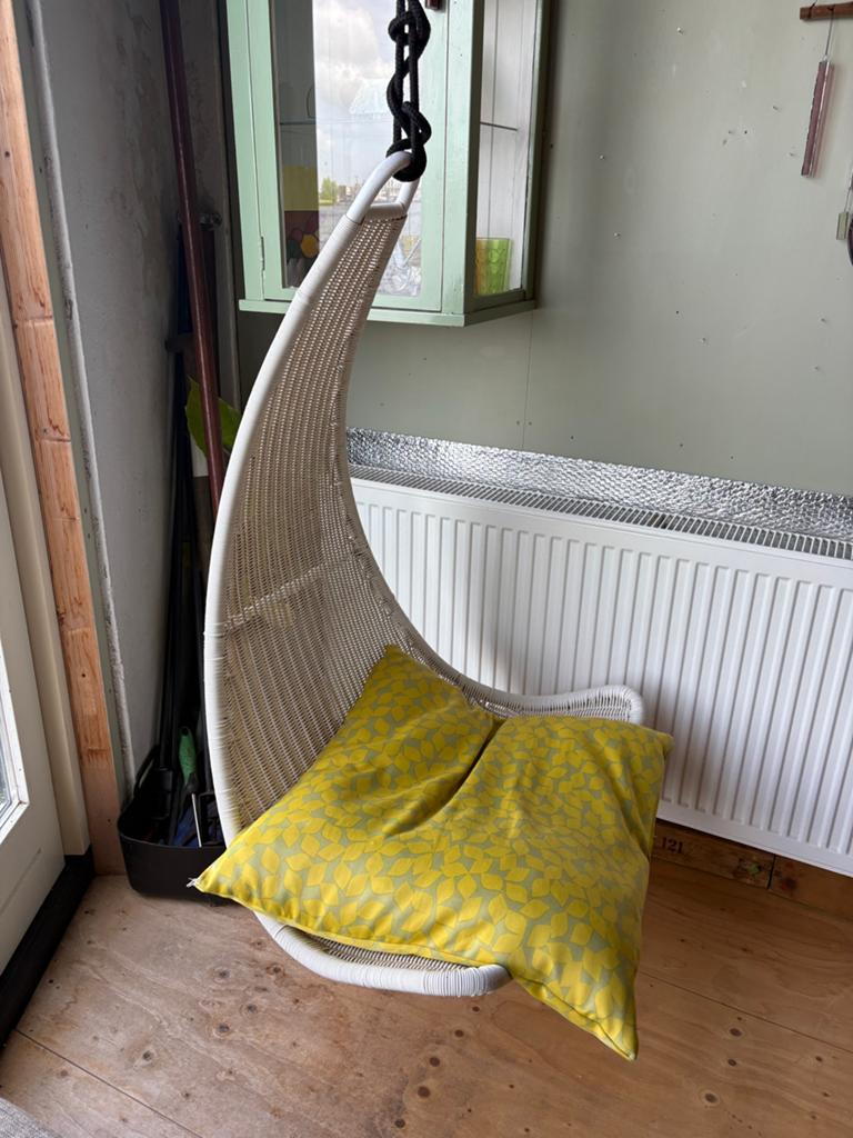 Witte hangstoel IKEA Svinga met geel kussen, Ophalen, Gebruikt